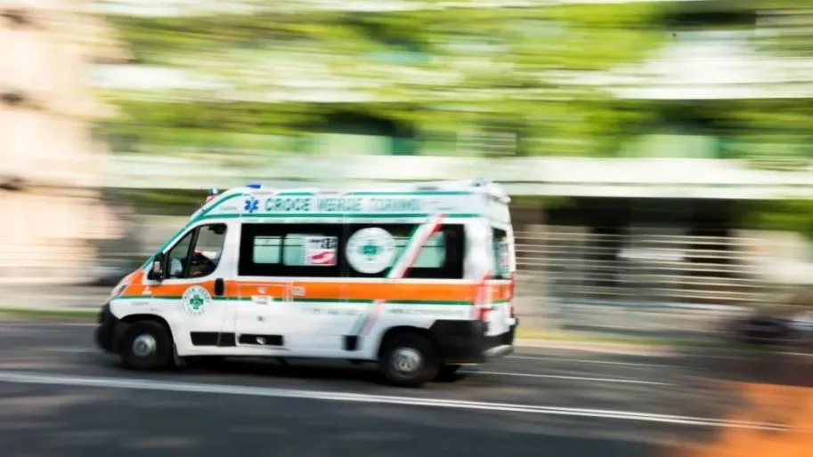 Ambulanza soccorre donna data alle fiamme, multata per eccesso di velocità