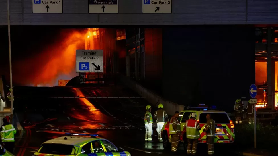 Incendio nel parcheggio dell’aeroporto di Luton.