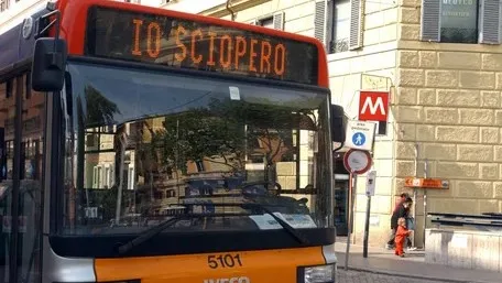 Sciopero generale per venerdì 20 ottobre 2023. Sono a rischio stop treni, mezzi pubblici, scuola e altri servizi.