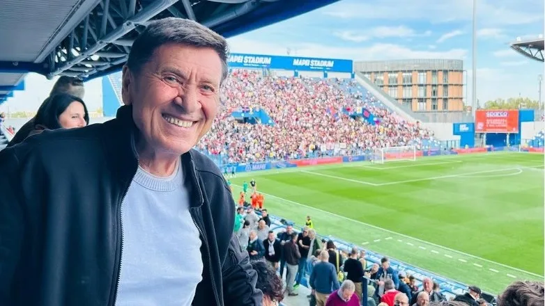 Gianni Morandi torna sui social ma le foto con la mano fasciata preoccupano i fan 