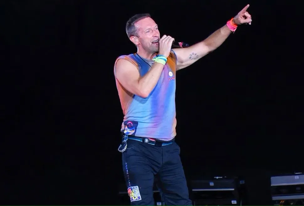 Coldplay, centinaia di musulmani protestano al concerto. Gruppi musulmani anti-LGBTQ dicono “no” al primo concerto dei Coldplay in Indonesia.