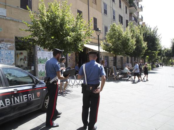 Uomo nudo semina il panico in un palazzo a Roma