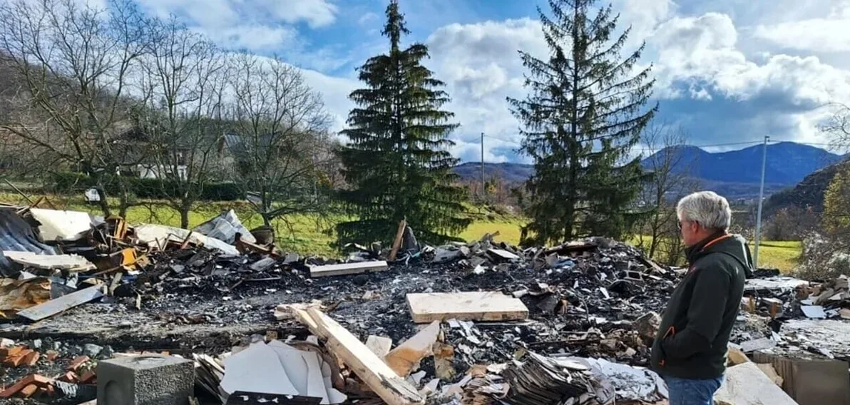 Costruisce uno chalet, accende il camino e va tutto a fuoco.