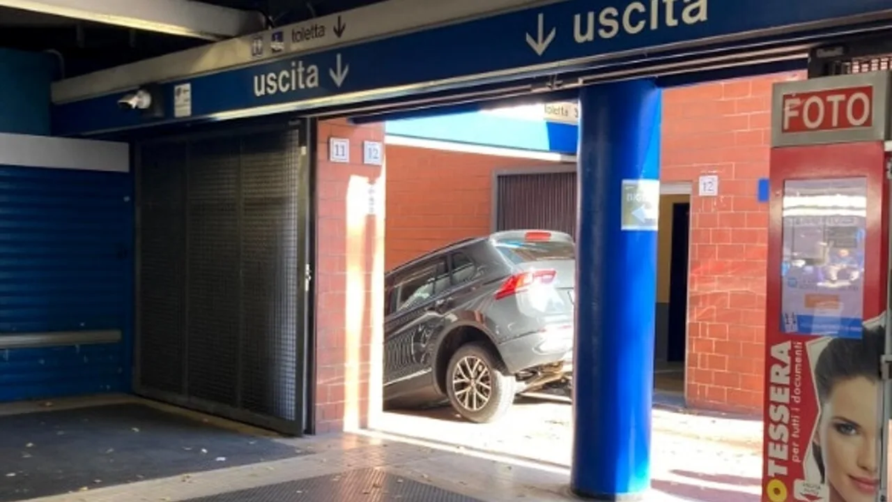 Roma, entra con l'auto nella stazione della metro