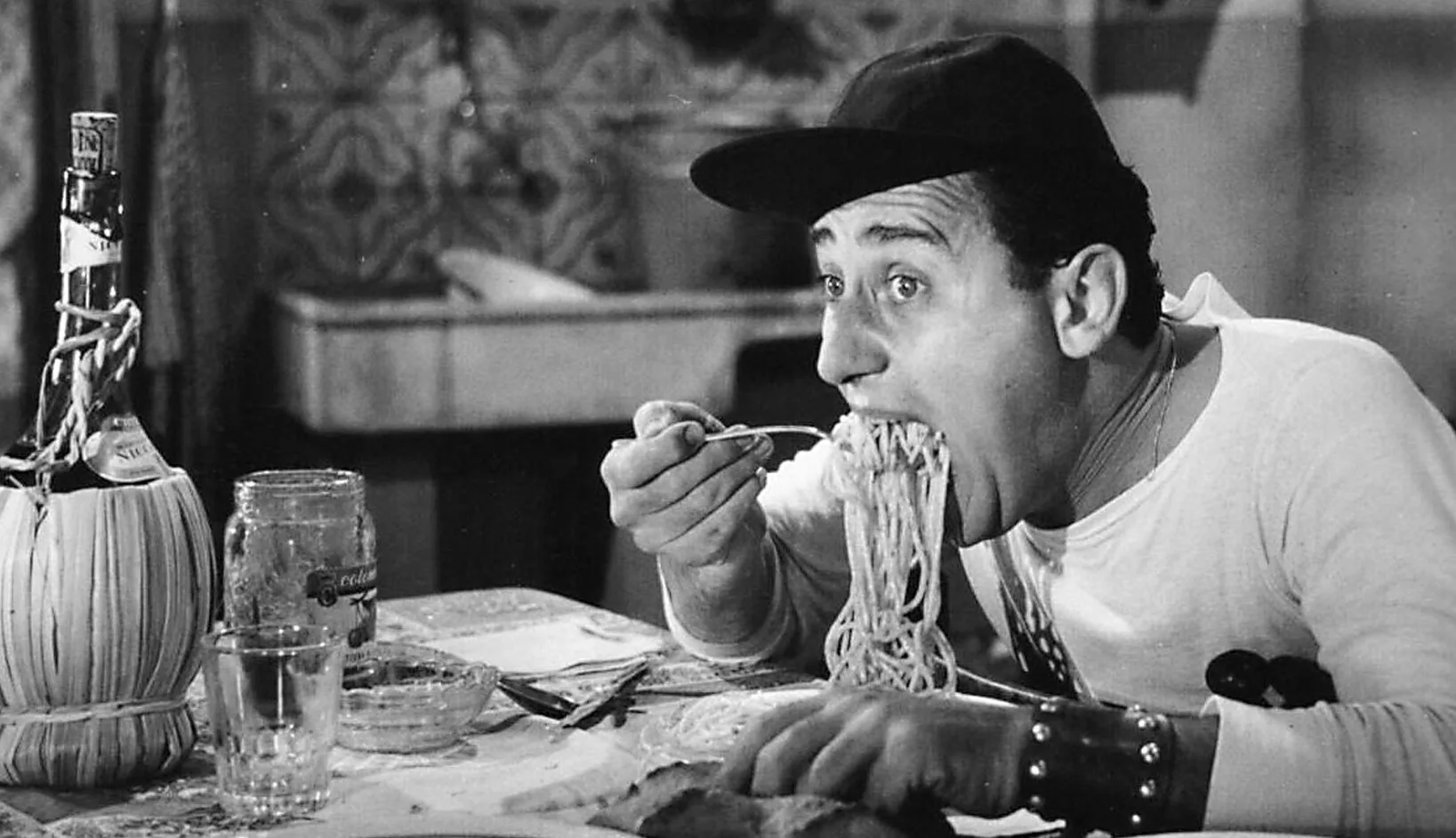 Alberto Sordi accusato di essere una spia dell'URSS.