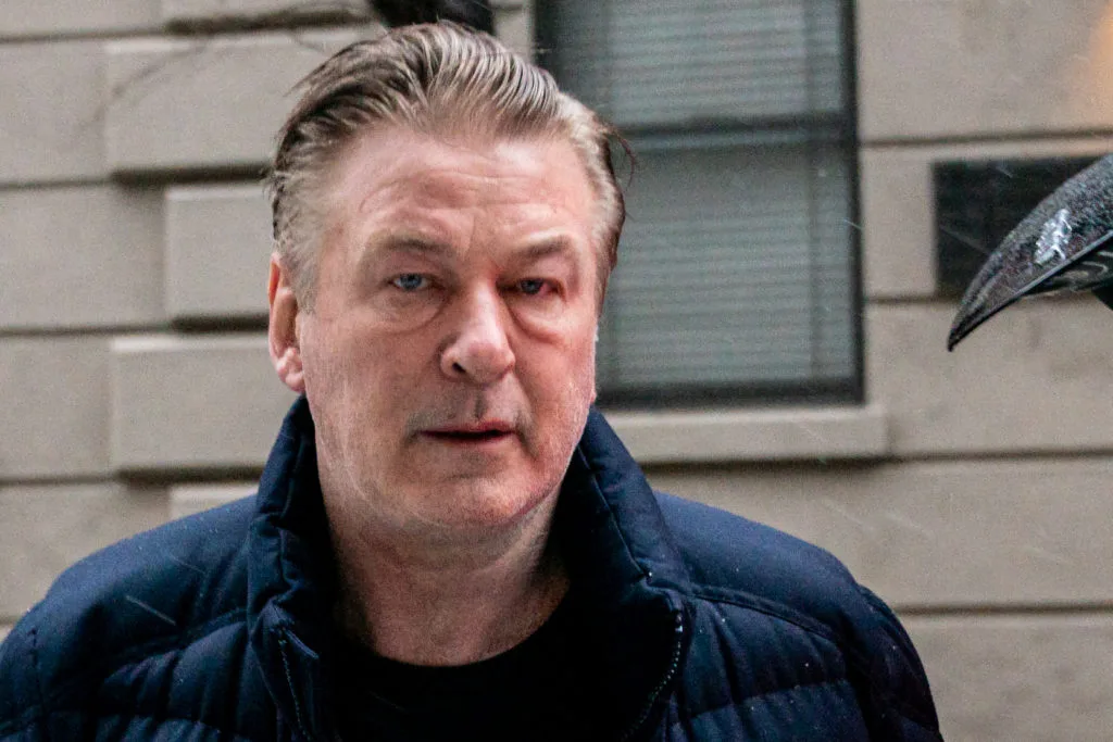 Alec Baldwin di nuovo a processo per omicidio colposo.