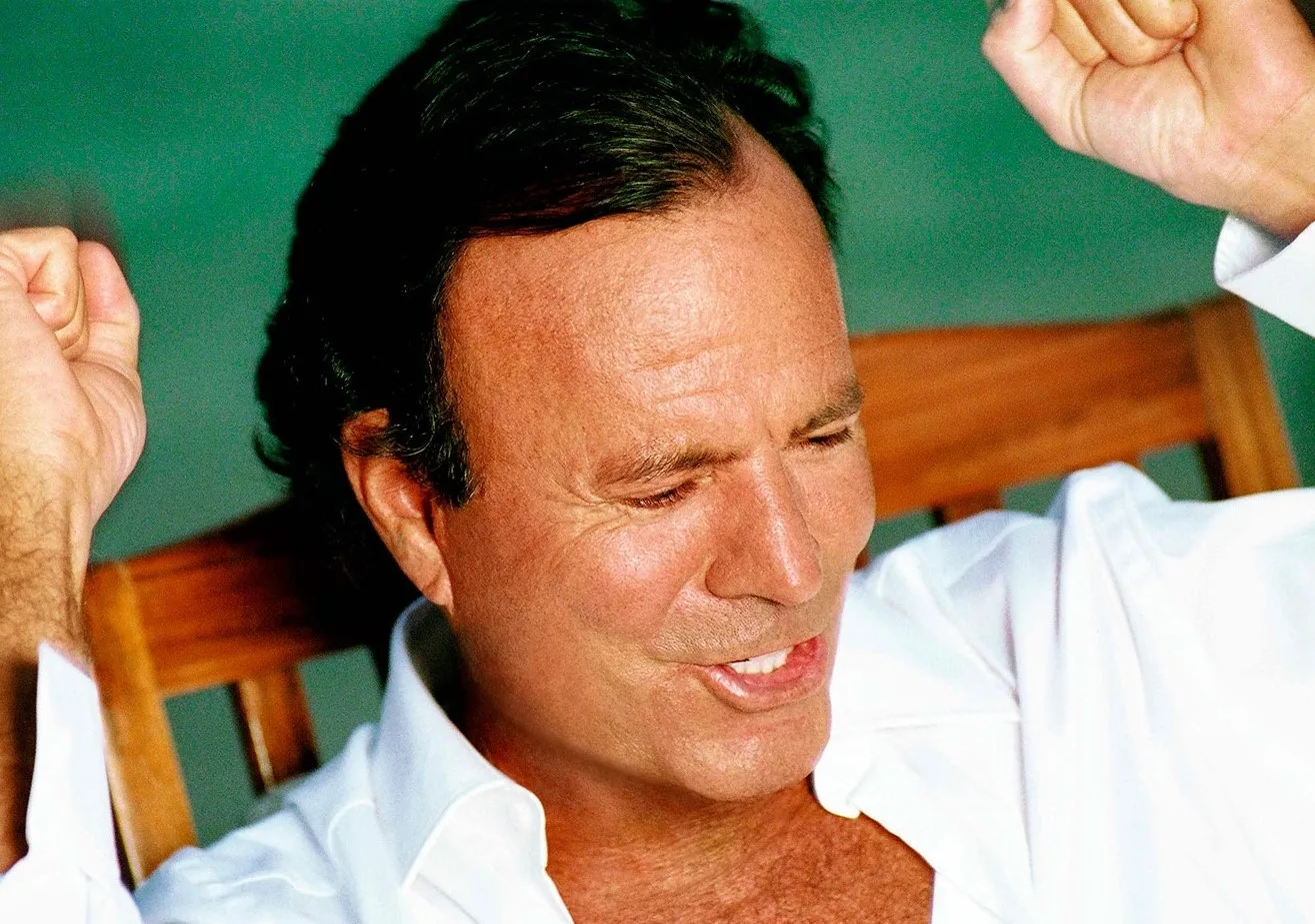 Julio Iglesias fermato in aeroporto con 42kg di cibo