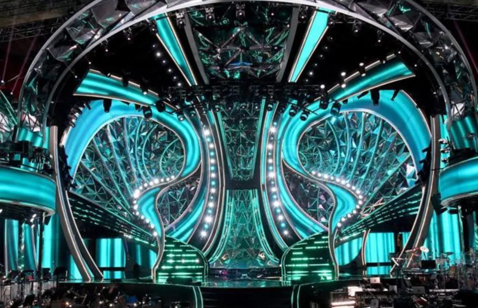 Il palco di Sanremo diventa una volta magica