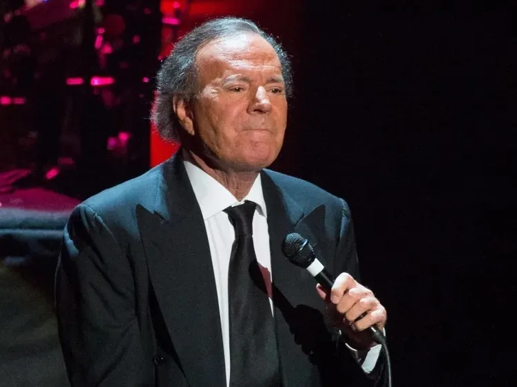 Julio Iglesias, la sua vita diventa una serie