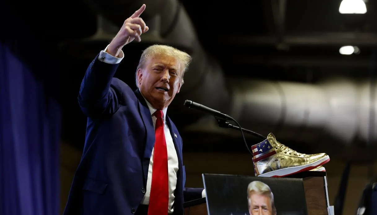 Donald Trump lancia le sue scarpe griffate da 399$ al paio.