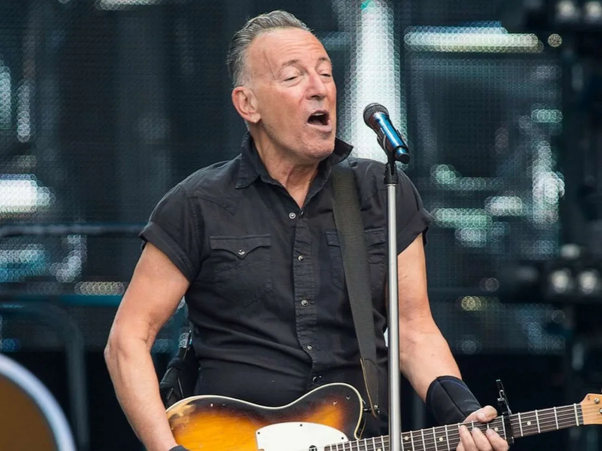 Bruce Springsteen firma la giustificazione a un fan