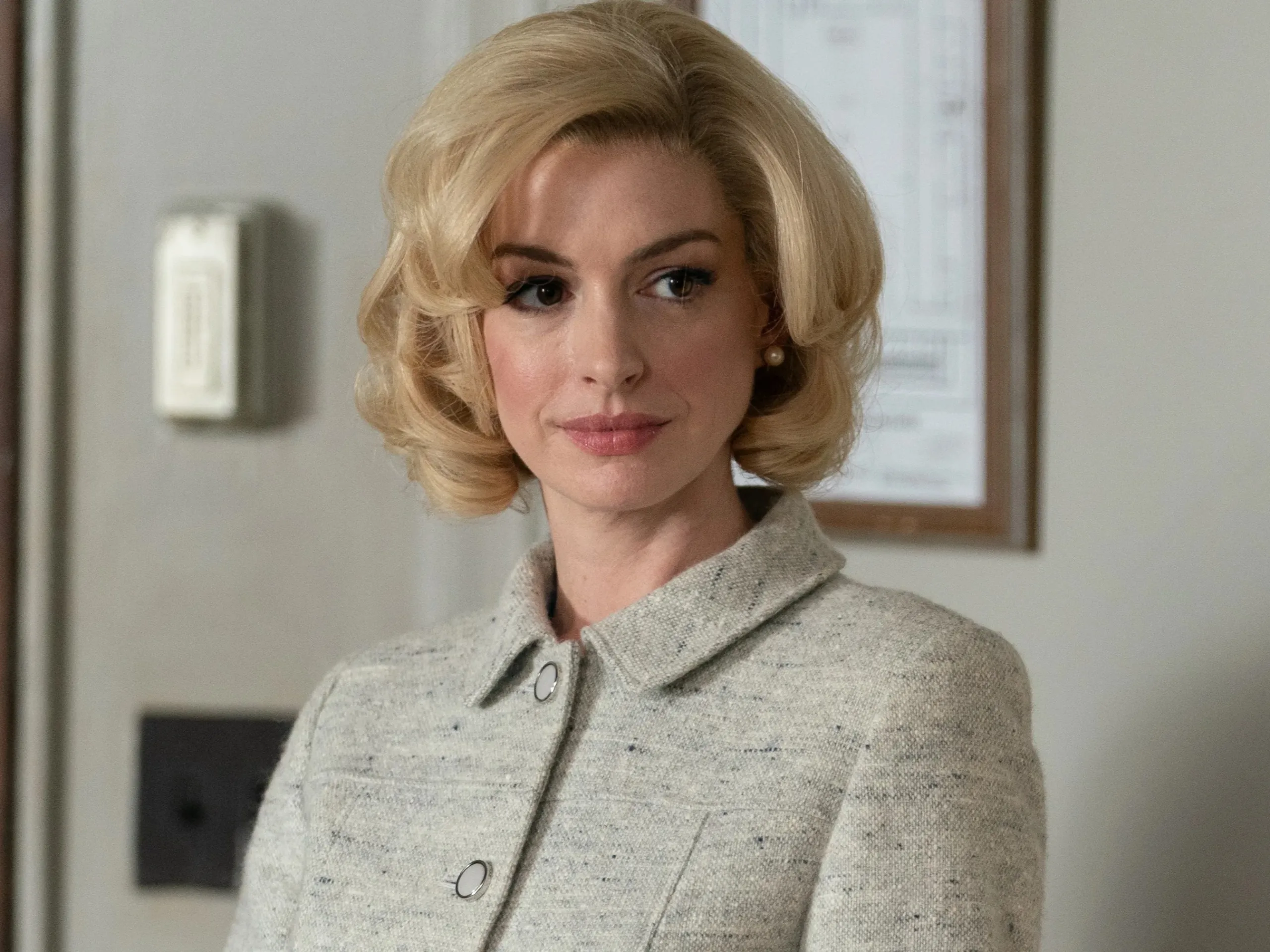 "Eileen", il trailer del thriller con Anne Hathaway