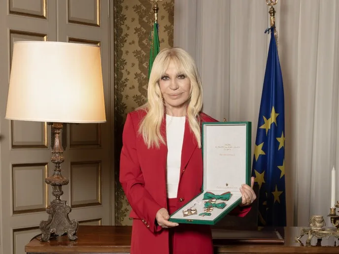 Donatella Versace insignita del titolo di Grande Ufficiale dell’Ordine al Merito della Repubblica Italiana