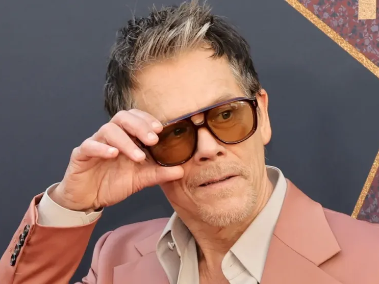 Kevin Bacon si maschera da “persona comune”