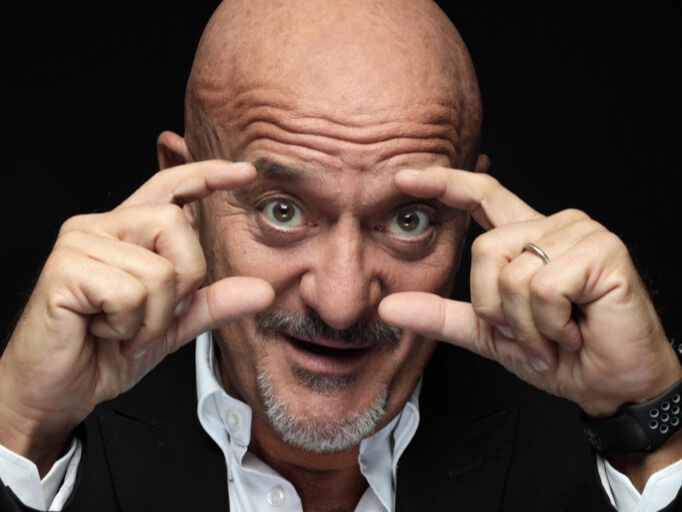 Claudio Bisio ha scambiato Can Yaman per una guardia del corpo