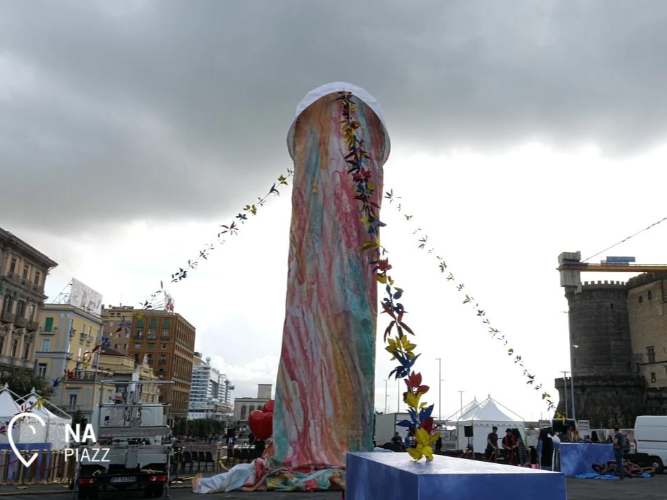 Scultura “Tu si 'na cosa grande” a Napoli